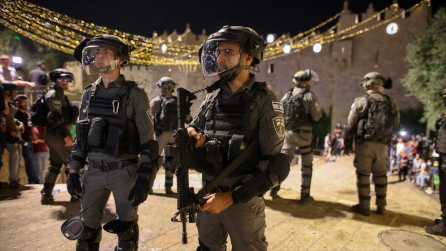 Las fuerzas de seguridad israelíes montan guardia durante los enfrentamientos con manifestantes palestinos en Al-Quds, 9 de mayo de 2021. (Foto: AFP)

