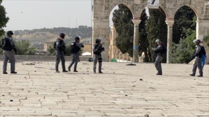 Vean cómo soldados israelíes disparan a los palestinos en Al-Aqsa