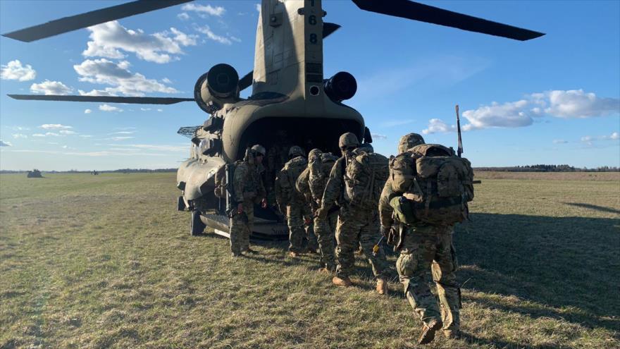 Paracaidistas estadounidenses participan en los ejercicios Swift response en Estonia, 8 de mayo de 2021.