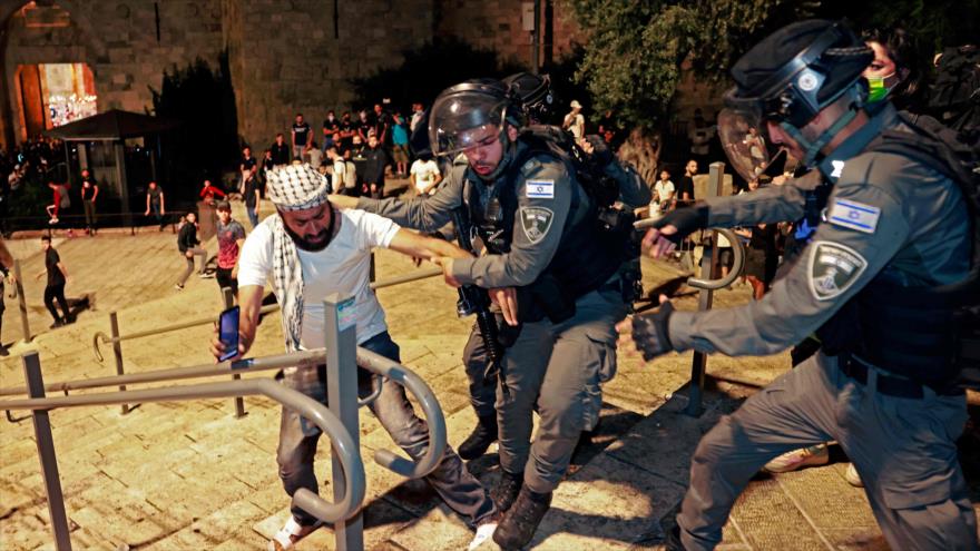 Fuerzas israelíes detienen a un manifestante palestino fuera de la Puerta de Damasco, en la ciudad vieja de Al-Quds, 9 de mayo de 2021. (Foto: AFP)