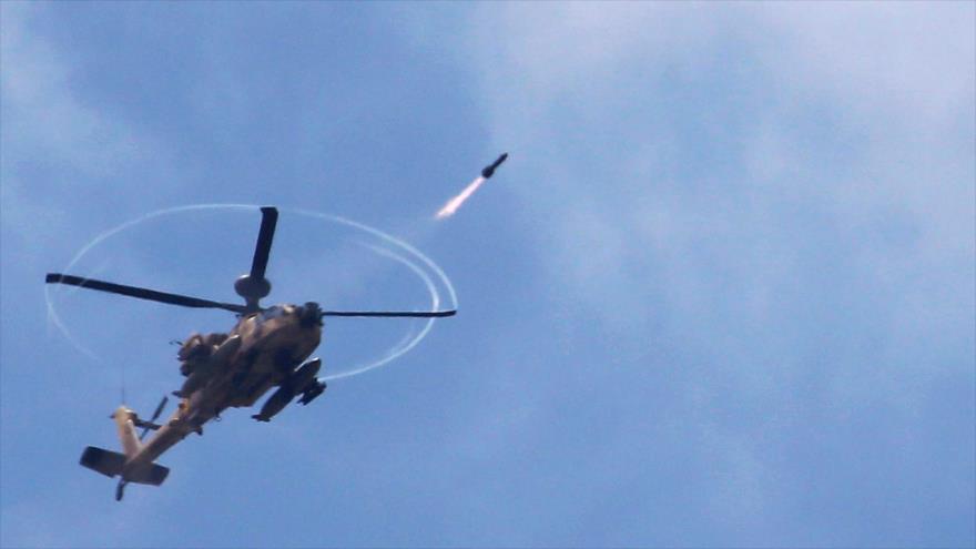 Un helicóptero Apache del ejército israelí dispara un misil en pleno vuelo. (Foto: Reuters)