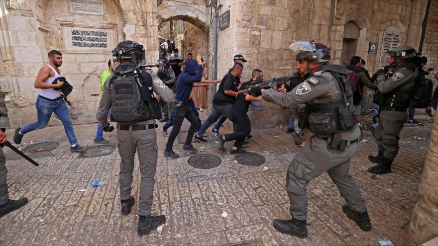 Fuerzas israelíes reprimen a los palestinos en Al-Quds (Jerusalén), 10 de mayo de 2021. (Foto: AFP)