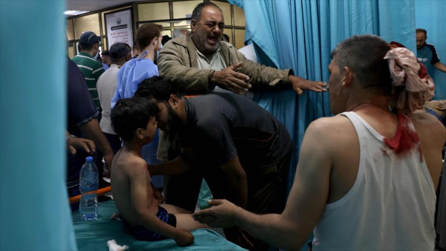 Varios palestinos heridos en un hospital en el norte de la Franja de Gaza tras un agresión aérea israelí, 10 de mayo de 2021. (Foto: AFP)