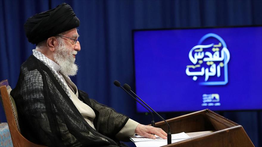 El Líder de Irán, el ayatolá Ali Jamenei, ofrece un discurso con motivo del Día Mundial de Al-Quds, en la capital, Teherán, el 7 de mayo de 2021.