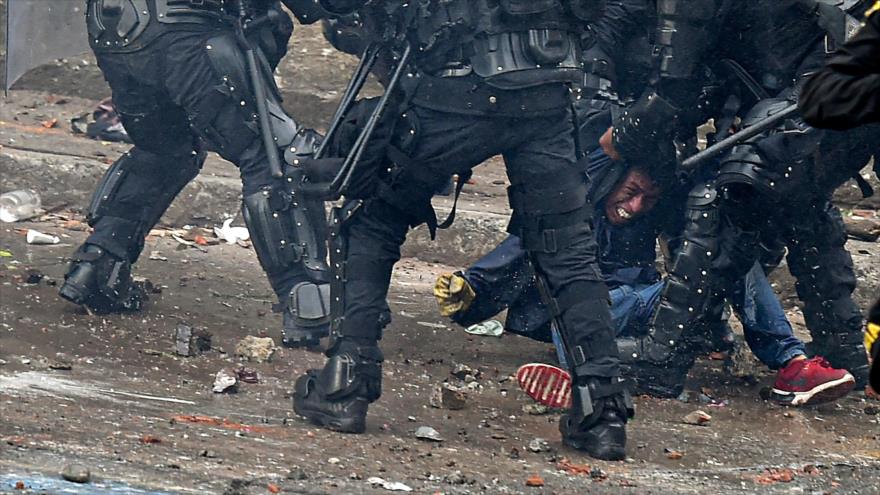 Agentes de la Policía colombiana reprimen a los manifestantes en la ciudad de Cali, 10 de mayo de 2021. (Foto: AFP)