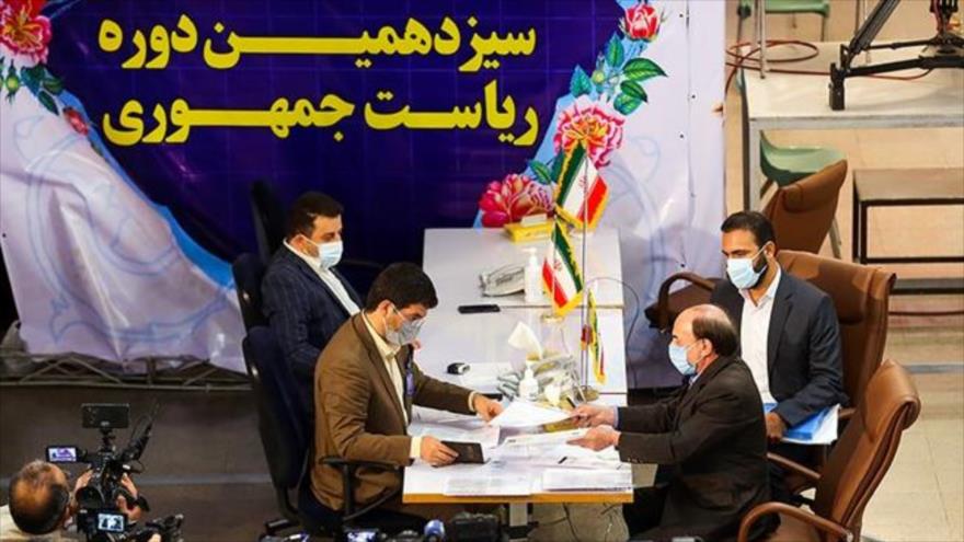 Aspirantes para las presidenciales de Irán ofrecen sus documentos para participar en los comicios, 11 de mayo de 2021. (Foto: Fars)