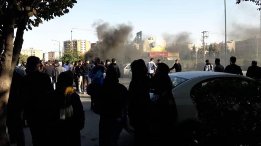 Insurgentes iraquíes irrumpió violentamente en el Consulado General de Irán en la ciudad de Karbala, centro de Irak, 9 de mayo de 2021.