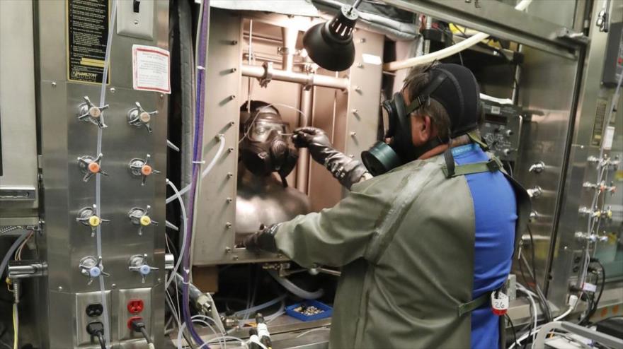 Empleados de una instalación secreta estadounidense trabajan en medidas defensivas contra las armas biológicas.
