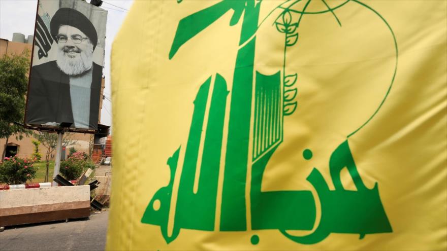 Una bandera de Hezbolá y un cartel de su líder, Seyed Hasan Nasralá, en una calle cerca de Sidón, El Líbano, 7 de julio de 2020. (Foto: Reuters)