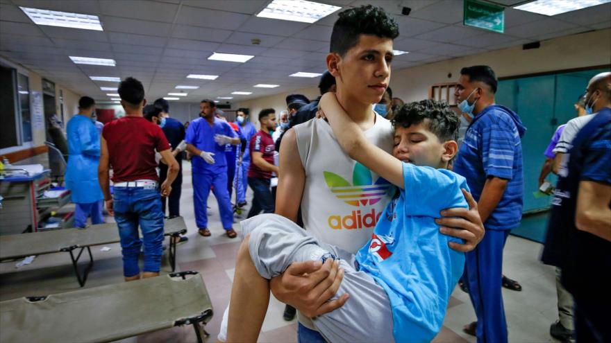 Un niño herido por ataques aéreos israelíes en un hospital en la Franja de Gaza, 12 de mayo de 2021. (Foto: AFP)