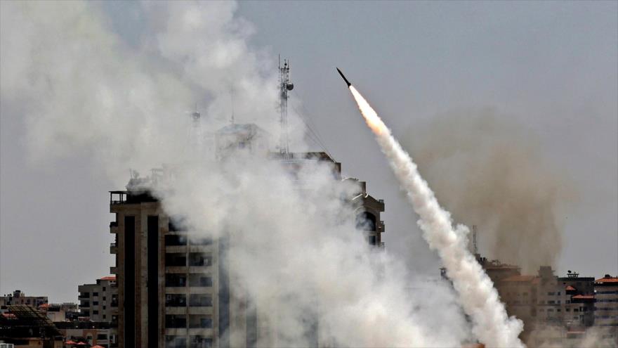 Cohetes palestinos se disparan desde la Franja de Gaza hacia territorios ocupados de Palestina, 11 de mayo de 2021. (Foto: AFP)