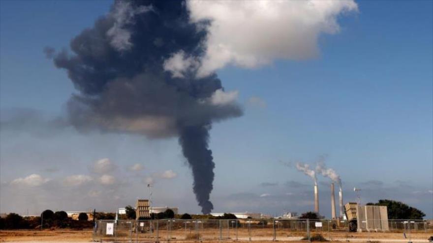 Columna de humo se eleva tras un ataque aéreo israelí contra objetivos en Rafá, en la Franja de Gaza, 13 de mayo de 2021. (Foto: AFP)