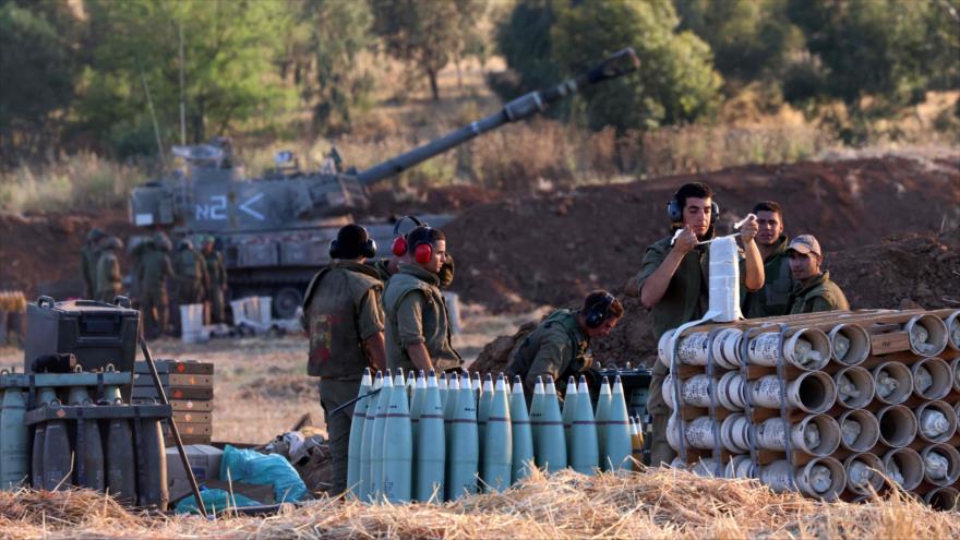 Fuerzas israelíes preparan un proyectil para disparar hacia la Franja de Gaza, 13 de mayo de 2021. (Foto: AFP)