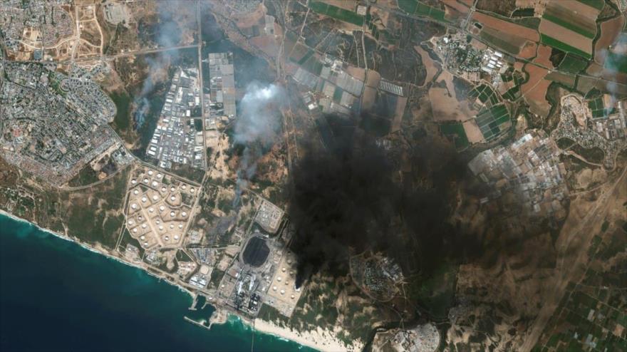 Una imagen satelital de ciudad de Ascalón, en los territorios ocupados palestinos, tras un ataque con cohetes. (Foto: Maxar Technologies)