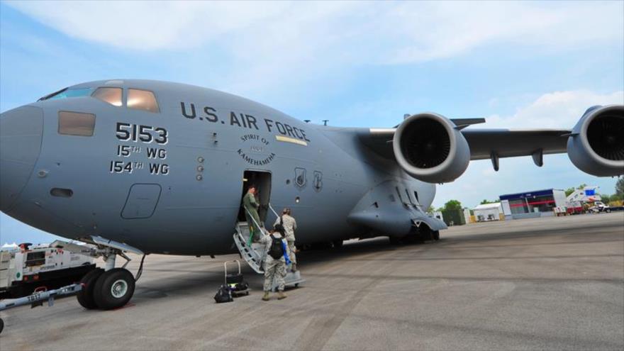 Militares estadounidenses suben a un avión C-17A Globemaster III de la la Fuerza Aérea de Estados Unidos.