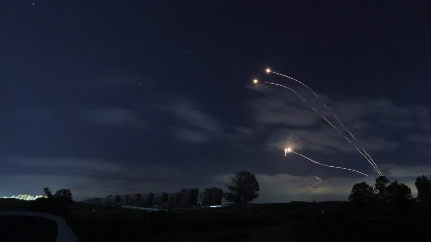 El sistema antimisiles israelí Cúpula de Hierra intenta interceptar los misiles disparados desde la Franja de Gaza hacia los territorios ocupados palestinos, 13 de mayo de 2021. (Foto: AFP)