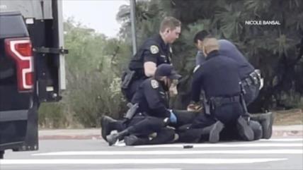 No cesa racismo en EEUU: Policía golpea a un afrodescendiente