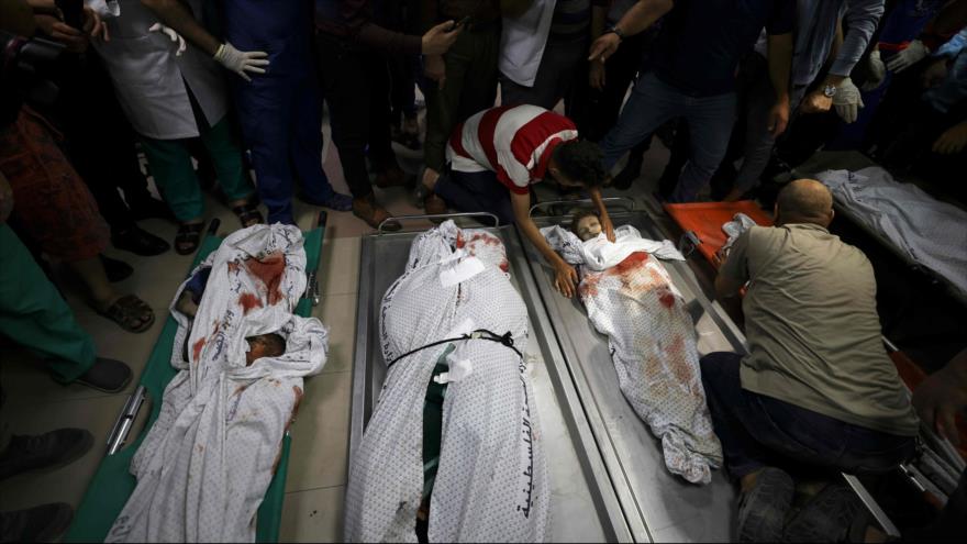 Un hombre palestino llora por muerte de niños tras un ataque aéreo israelí contra Franja de Gaza, 15 de mayo de 2021. (Foto: AFP)