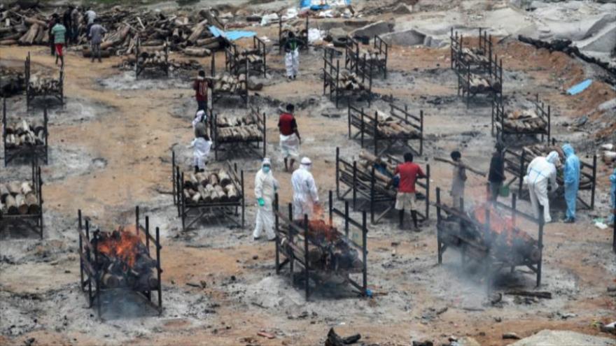 Los cadáveres de víctimas mortales de la Covid-19 son incinerados en un crematorio público en las afueras de Bengaluru, La India, 12 de mayo de 2021. (Foto: AFP)