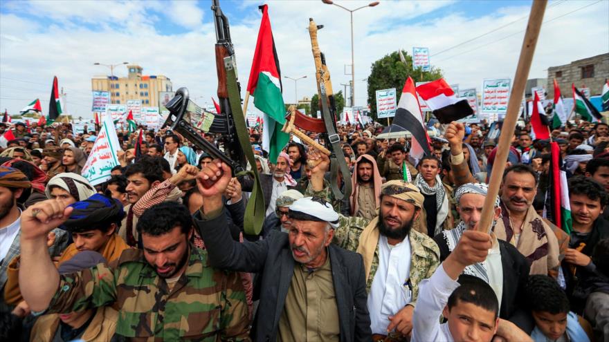 Partidarios del movimiento yemení Ansarolá protestan en defensa del pueblo palestino en Sana, Yemen, 7 de mayo de 2021. (Foto: AFP)