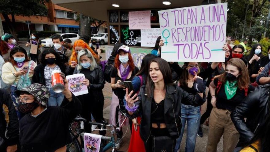Varias mujeres protestan contra violación de Policía en Bogotá, capital de Colombia, 14 de mayo de 2021. (Foto: EFE)
