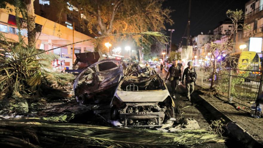 Vehículos destruidos en Holon cerca de Tel Aviv tras un ataque con cohetes lanzado desde la Franja de Gaza, 11 de mayo de 2021. (Foto: AFP)