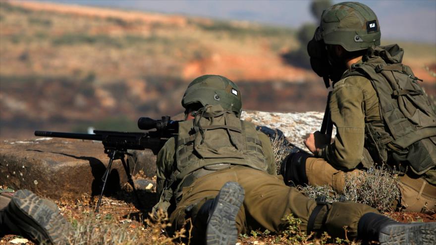 Soldados israelíes en la localidad de Metula, sita en el norte de los territorios ocupados palestinos, 14 de mayo de 2021. (Foto: AFP)
