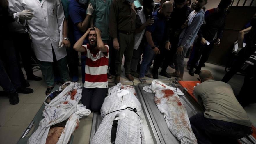 Cuerpos sin vida de palestinos en el hospital Al-Shifa tras un ataque aéreo israelí contra el campo de refugiados al-Shati de Gaza, 15 de mayo de 2021. 