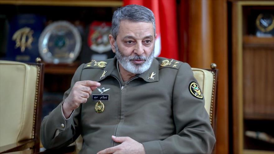 El comandante en jefe del Ejército de Irán, el general de división Seyed Abdolrahim Musavi, habla durante una entrevista.