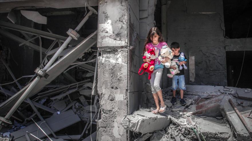 Niños palestinos entre los escombros después de un ataque israelí en la asediada Franja de Gaza, 17 de mayo de 2021. (Foto: AFP)