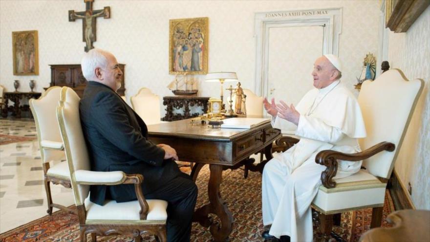 El canciller de Irán, Mohamad Yavad Zarif (izda.), reunido con el Papa Francisco (dcha.), en el Vaticano, 17 de mayo de 2021. 