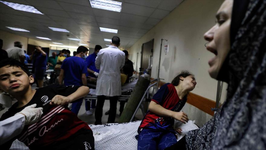 Palestinos, en el hospital Al-Shifa en la ciudad de Gaza, luego de los ataques israelíes en el enclave costero, 17 de mayo de 2021. (Foto: AFP)