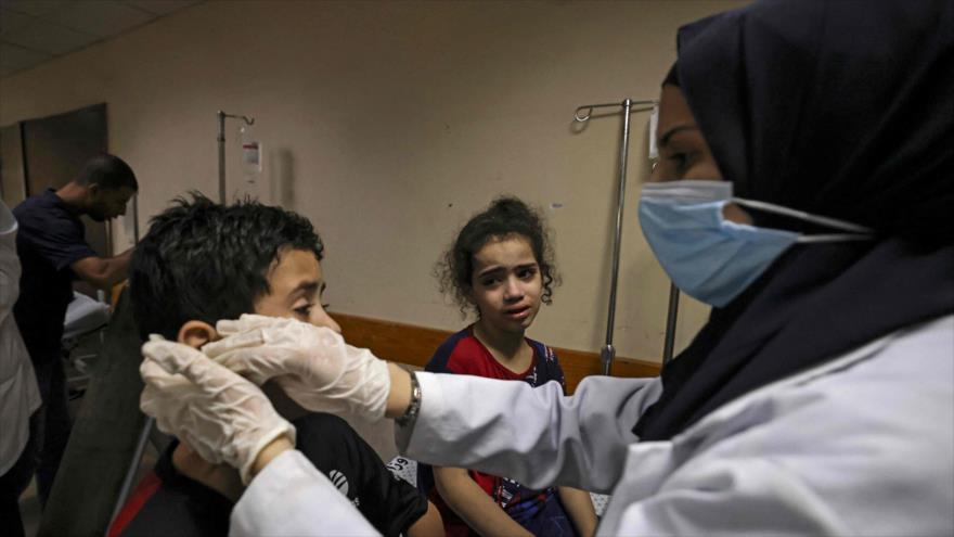 Niños palestinos reciben tratamiento después de la muerte de su familia en ataque aéreo israelí contra Gaza, 17 de mayo de 2021. (Foto: AFP)