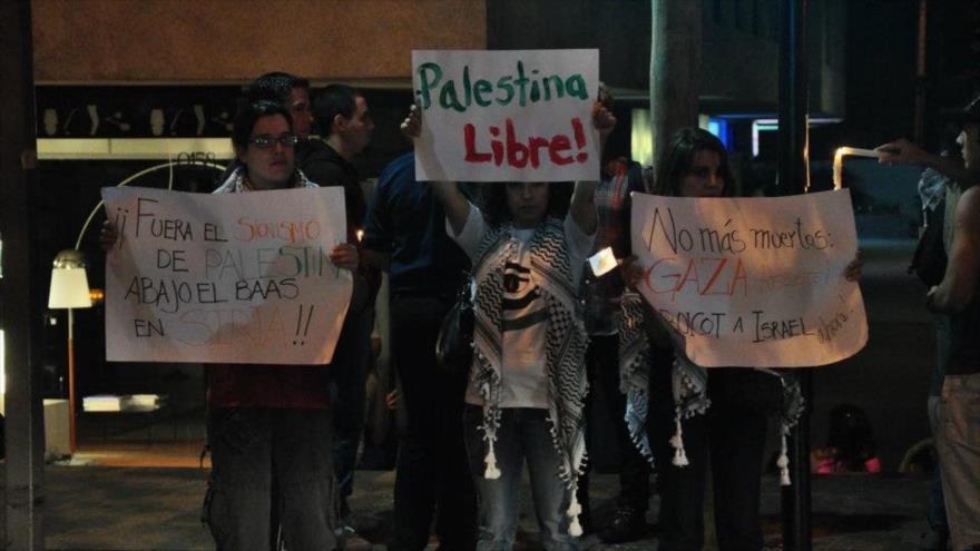 Chilenos se solidarizan con los palestinos en una protesta contra el régimen de Tel Aviv frente a la embajada israelí.