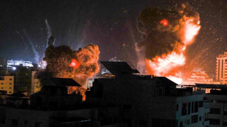 Las explosiones iluminan el cielo sobre la ciudad de Gaza por los bombardeos de fuerzas israelíes del enclave palestino, 18 de mayo de 2021 (Foto de AFP).
