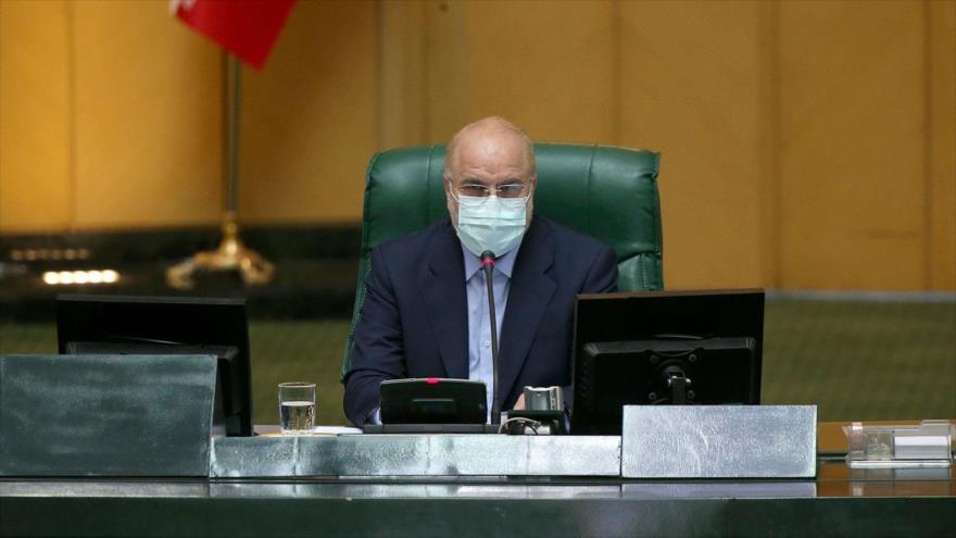 El jefe del Parlamento de Irán, Mohamad Baqer Qalibaf, habla durante una sesión parlamentaria, 16 de mayo de 2021. (Foto: Icana)