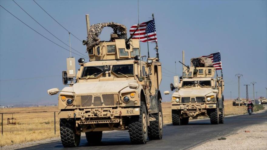 Vehículos militares estadounidenses, parte de un convoy, llegan desde el norte de Irak al noreste de Siria. (Foto: AFP)