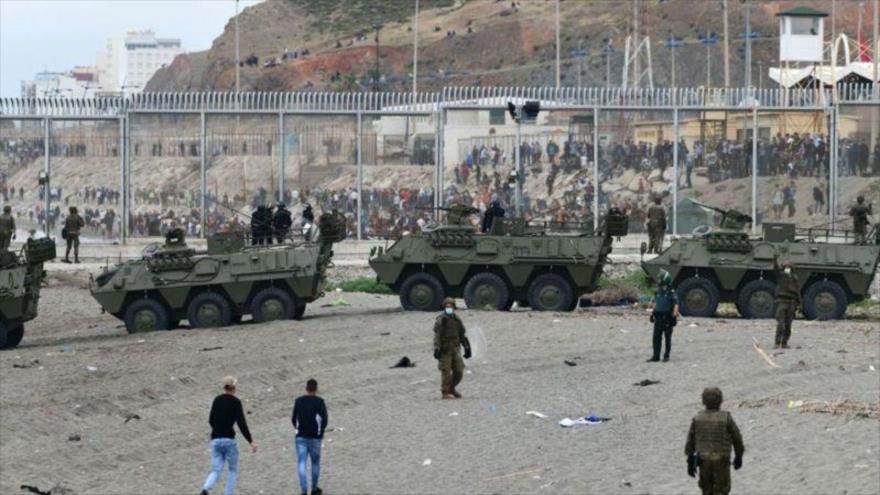 España recurre a tanques para cesar flujo migratorio desde África