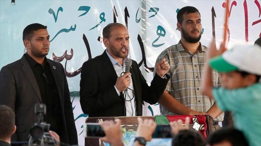 Husam Badran, un alto miembro del Movimiento de Resistencia Islámica de Palestina (HAMAS), habla durante una ceremonia.