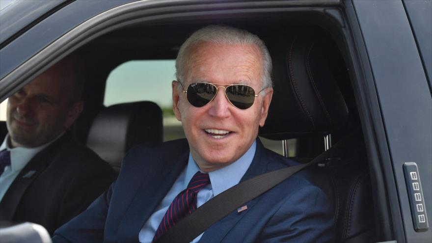 El presidente de Estados Unidos, Joe Biden, conduce un camión eléctrico F150 en el Centro de Desarrollo Ford Dearborn en Dearborn, Michigan, 18 de mayo de 2021. (Foto: AFP)