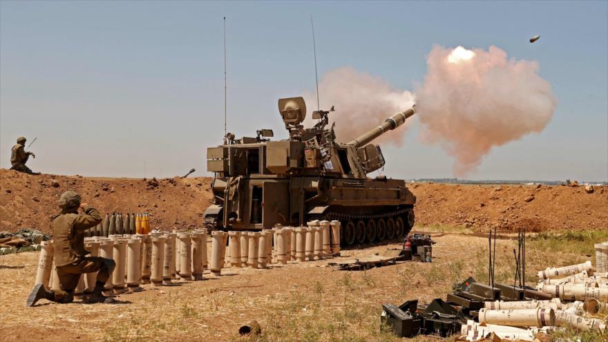 Soldados israelíes lanzan un ataque de artillería desde los territorios ocupados de Palestina, 19 de mayo de 2021. (Foto: AFP)