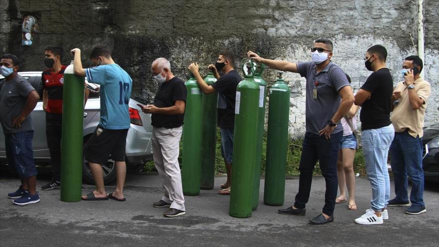 Colas para conseguir una bombona de oxígeno en Manaos, Brasil, enero de 2021.