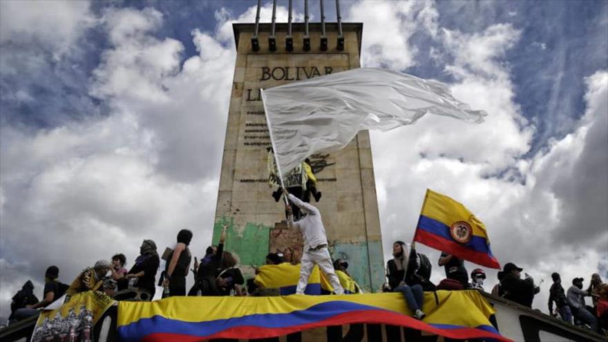 Manifestantes colombianos rechazan políticas gubernamentales, Bogotá, 19 de mayo de 2021.