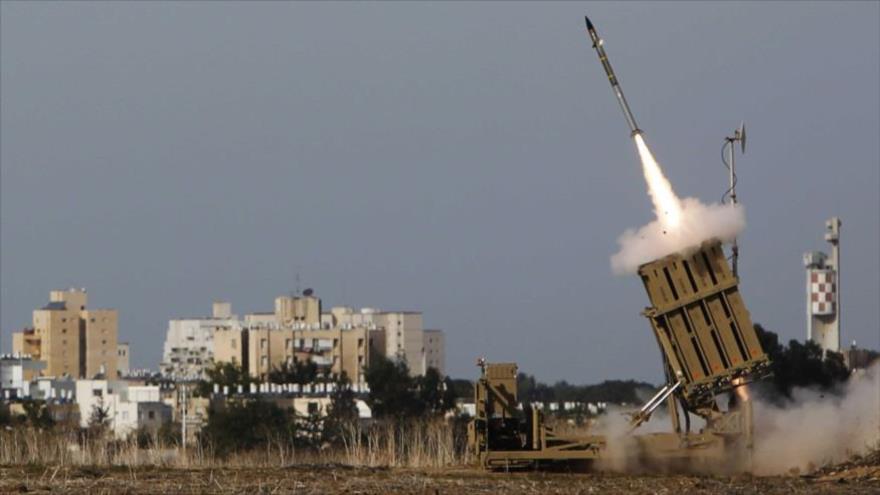 Un lanzador del sistema antimisiles israelí Cúpula de Hierro dispara un cohete interceptor en los territorios ocupados palestinos.