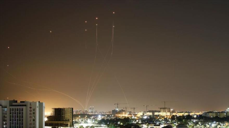 Cohetes lanzados desde la asediada Franja de Gaza contra los territorios ocupados por Israel, 15 de mayo de 2021. (Foto: Reuters)