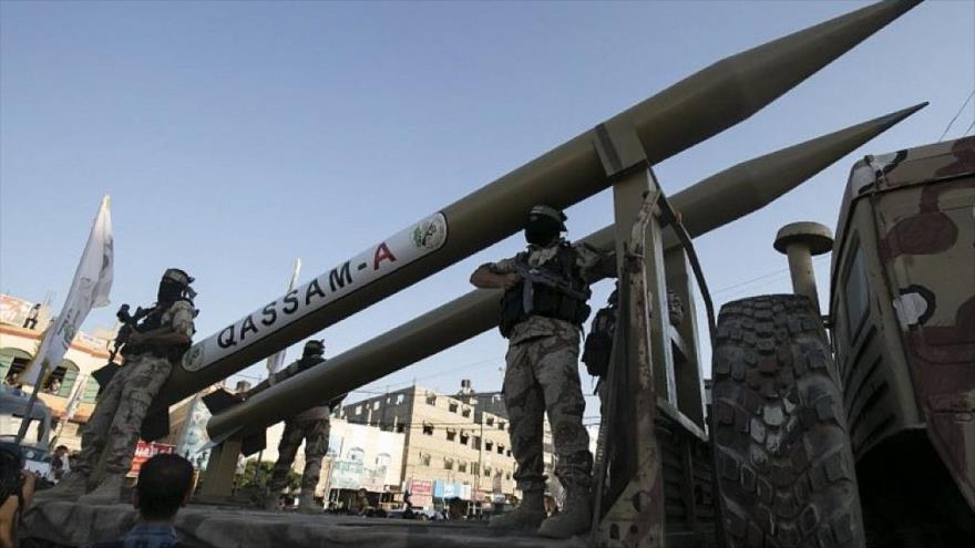 Miembros de las Brigadas Ezzedin Al-Qassam, el brazo armado del movimiento palestino HAMAS, exhiben el cohete Qassam. (Foto: AFP)