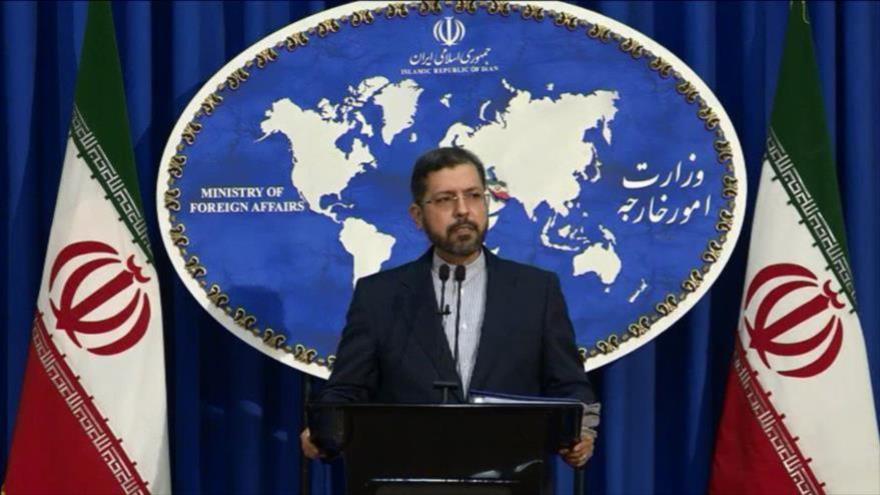 El portavoz de la Cancillería iraní, Said Jatibzade, durante una rueda de prensa en Teherán, la capital, 8 de febrero de 2021. (Foto: AFP)