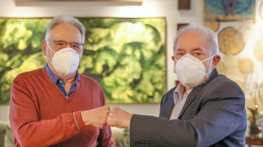 Los expresidentes brasileños Luis Inácio Lula da Silva (dcha) y Fernando Henrique Cardoso se saludan en la ciudad de Sao Paulo, 12 de mayo de 2021.