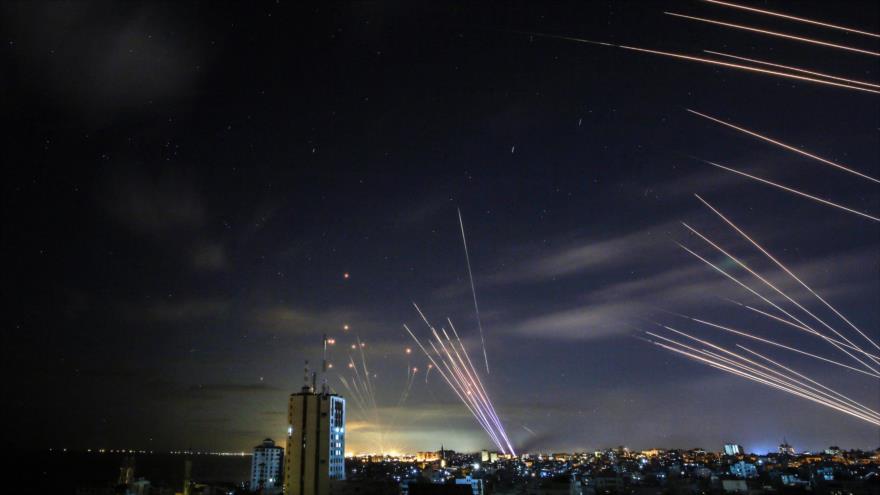 Cohetes (dcha.) disparados por el movimiento HAMAS hacia el sur de Israel desde Beit Lahia en el norte de la Franja de Gaza, 16 de mayo de 2021. (Foto: AFP)