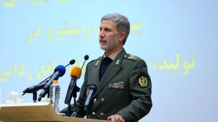 El ministro iraní de Defensa, el general de brigada Amir Hatami, ofrece un discurso en la apertura de una exposición sobre la industria de defensa en Teherán, 23 de mayo de 2021. (Foto: IRNA)